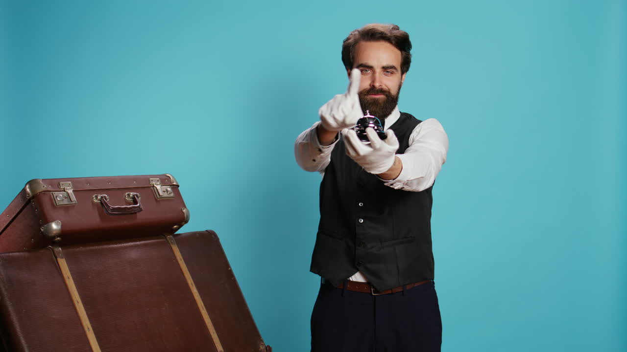 Fattorino elegante con bagagli e campanello