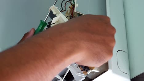 cerrar el video de una mano reparando un acondicionador de aire o una máquina de aire acondicionado