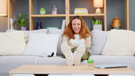 mujer alegre viendo una película de comedia en su línea