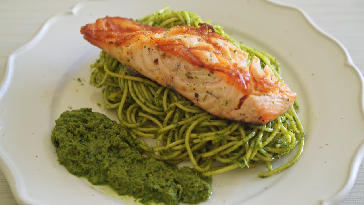 pesto de espagueti con salmón a la parrilla - estilo de comida italiana