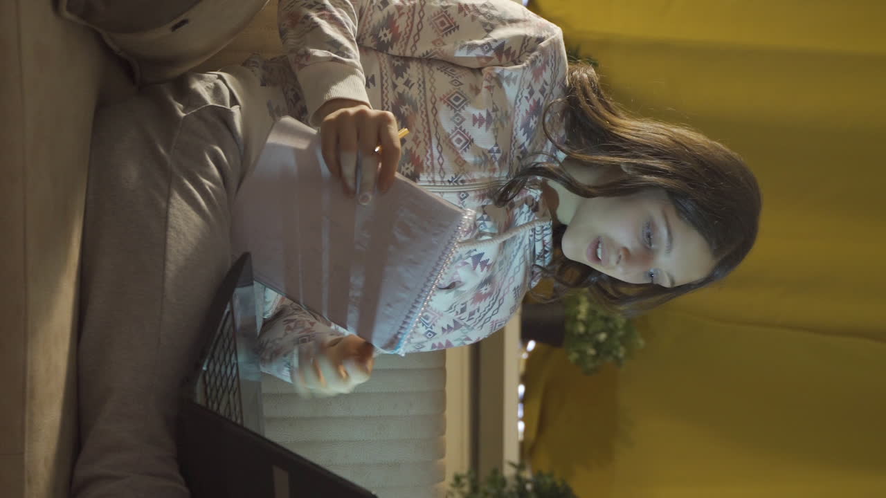 노트북 조명으로 밤에 공부하는 남성 학생의 수직 비디오.