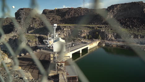 Presa-Hidroeléctrica-Twin-Falls-Y-Planta-De-Energía-En-El-Río-Snake,-Vista-Detrás-De-La-Cerca