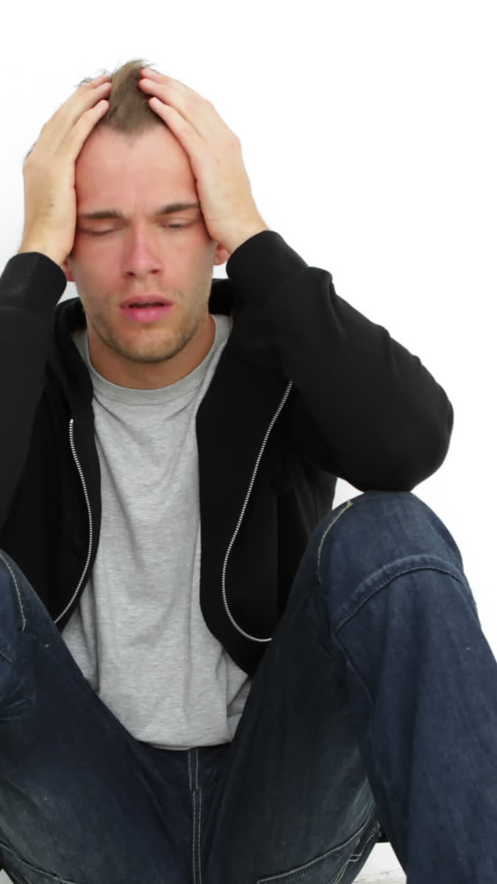 un joven molesto pensando en su vida.