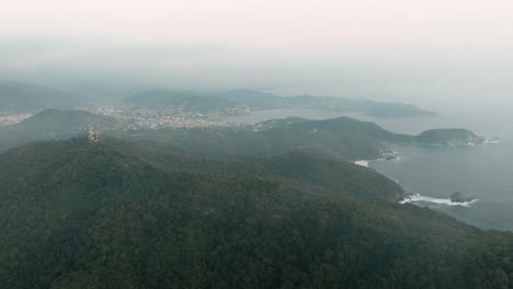 drone: dolly de alta altitud en la playa de zihuatanejo en méxico al atardecer