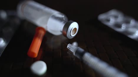 primer plano de vial, jeringa y píldoras médicas recetadas