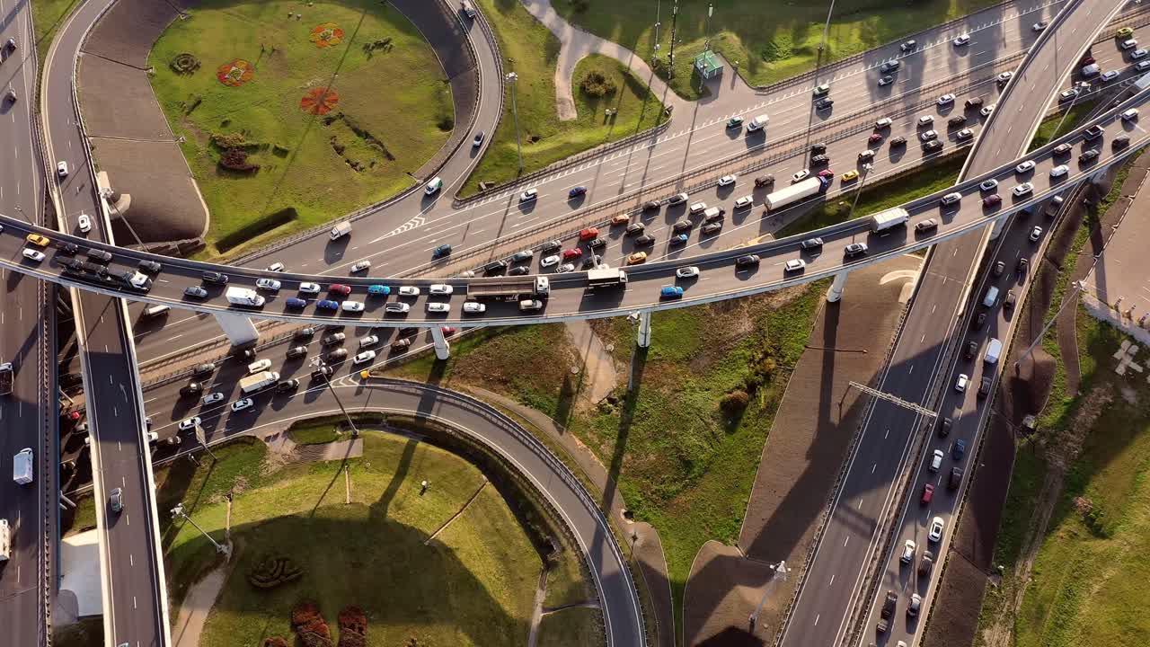 vista aérea de una intersección de autopistas en moscú.