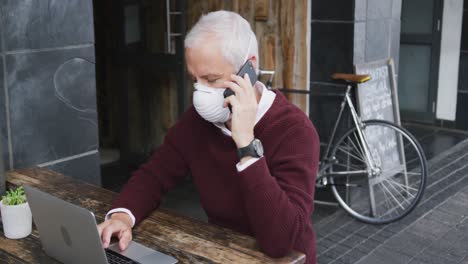 Kaukasischer-Mann,-Der-In-Einem-Kaffee-Unterwegs-Ist-Und-Eine-Gesichtsmaske-Gegen-Coronavirus-Trägt