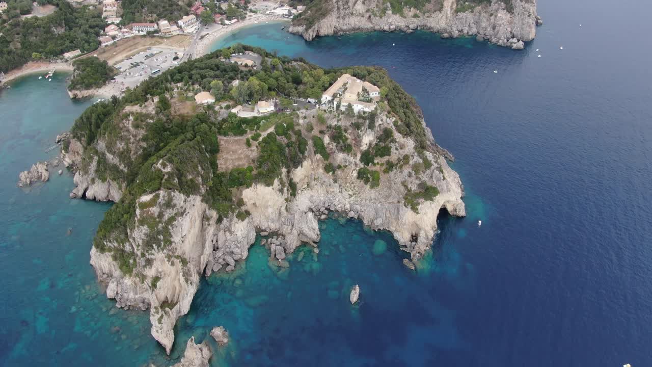 여름에 palaiokastritsa 베이 조감도의 beuatiful 해변