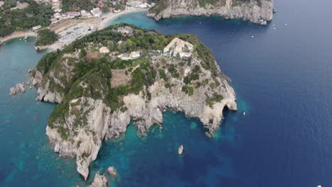 bella spiaggia nella vista aerea della baia di palaiokastritsa in estate