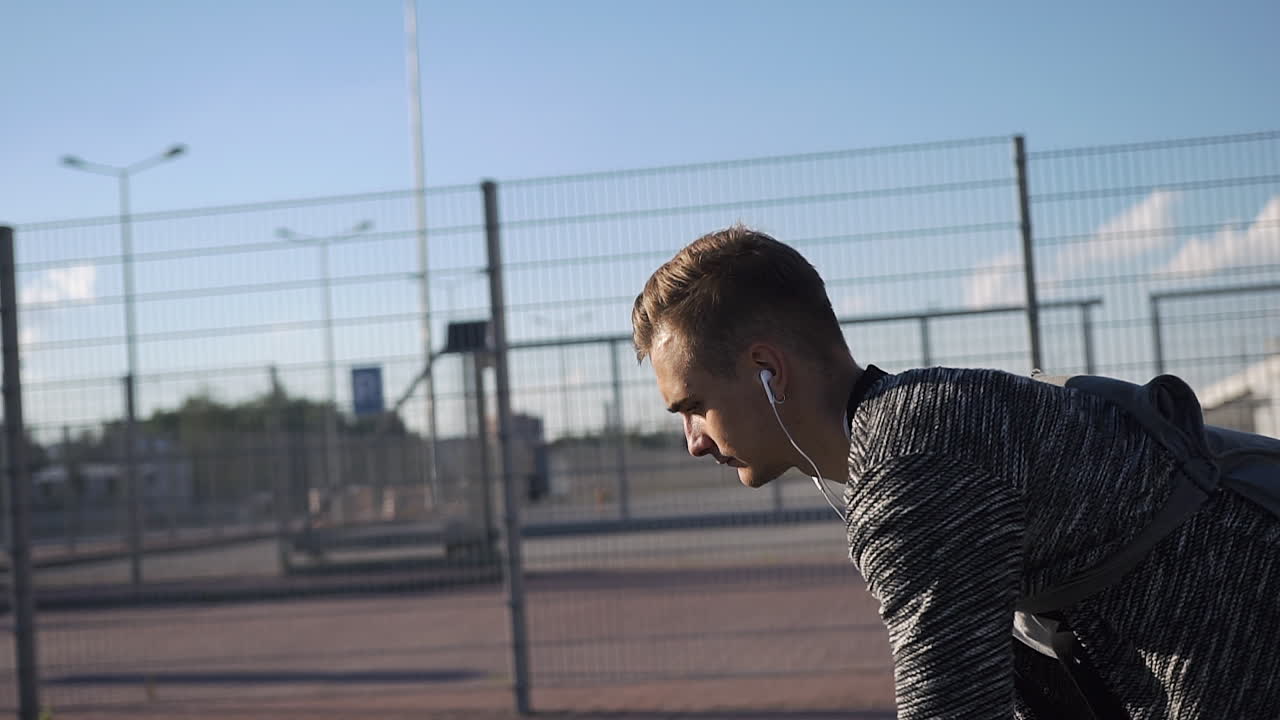 야외에서 헤드폰을 끼고 있는 남자