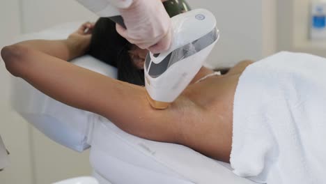 depilación con láser y cosmetología en salones de belleza. cosmetología, spa y concepto de depilación. procedimiento de depilación láser de mujeres. médico en guantes.
