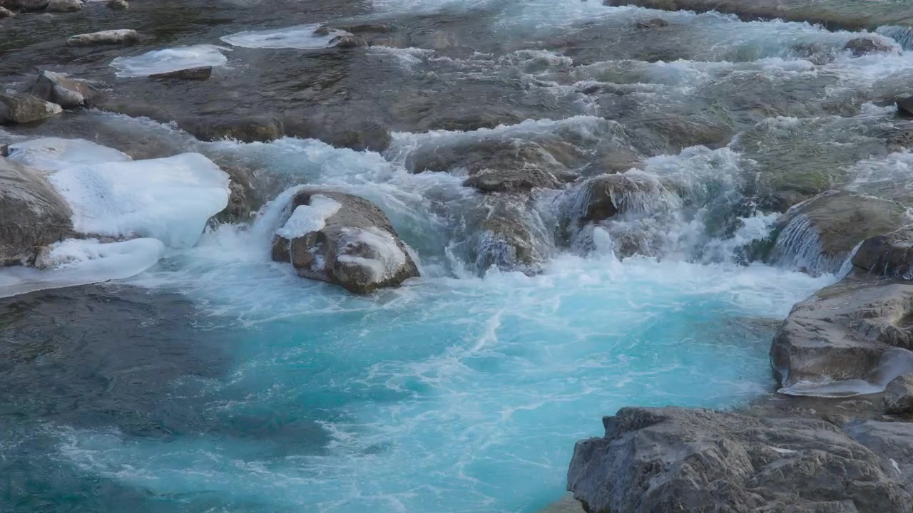Acqua turchese che scorre tra le rocce nel fiume.