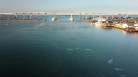 Vista-Aérea-De-Drones-Del-Canal-De-Envío-De-La-Vía-Fluvial-Intercostera-Del-Golfo-En-El-Norte-De-Laguna-Madre