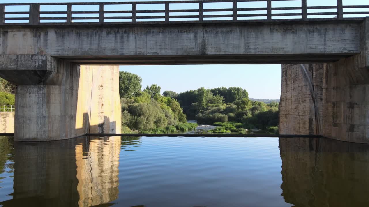 포르투갈 알렌테주 댐의 수문 항공 영상