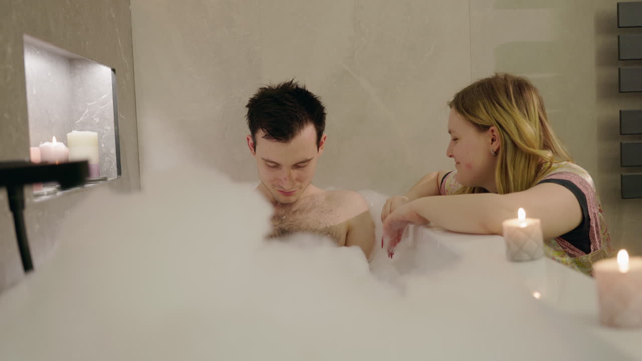로맨틱 한 거품 목욕 을 즐기는 부부