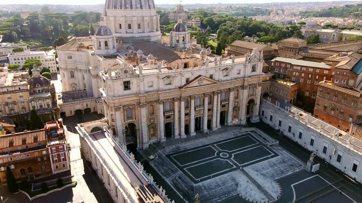 Maestosa vista all'alba sulla Basilica di San Pietro e sul vuoto sagrato vaticano sottostante.
