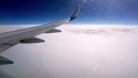 Flügel-Eines-Flugzeugs-Am-Himmel,-Das-über-Den-Wolken-Fliegt