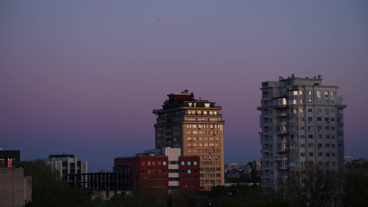 Torres residenciales contemporáneas iluminadas por la suave luz del atardecer en un barrio urbano