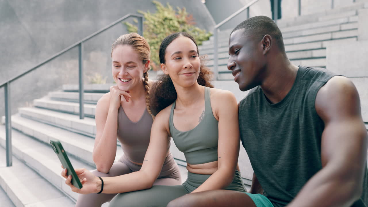 amigos riendo juntos al aire libre