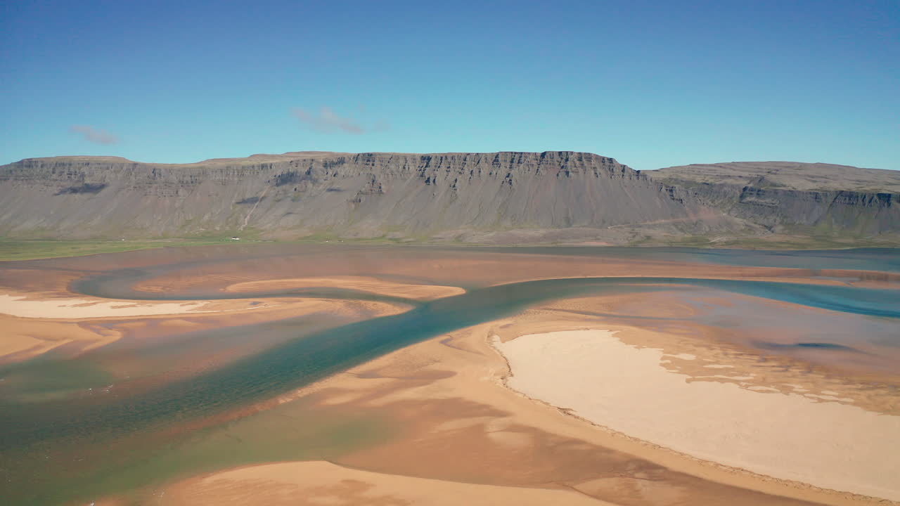 красивые мокрые песчаные дюны пляжа раудисандур в вестфьордах исландии - аэрофотосъемка