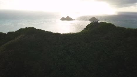 Hermosa-Caminata-Con-Vista-A-La-Playa-De-Hawai-Con-Un-Par-De-Pastilleros-En-La-Parte-Superior