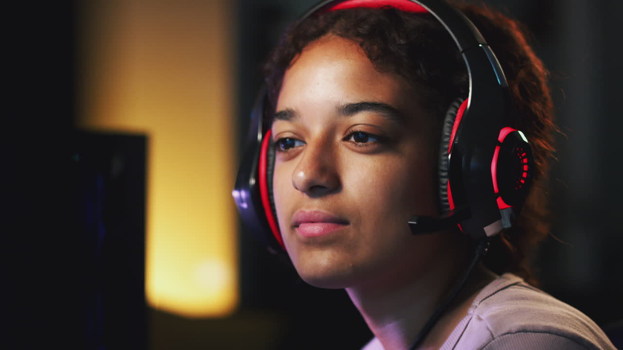Teenagepige med headset gamer online derhjemme med venner