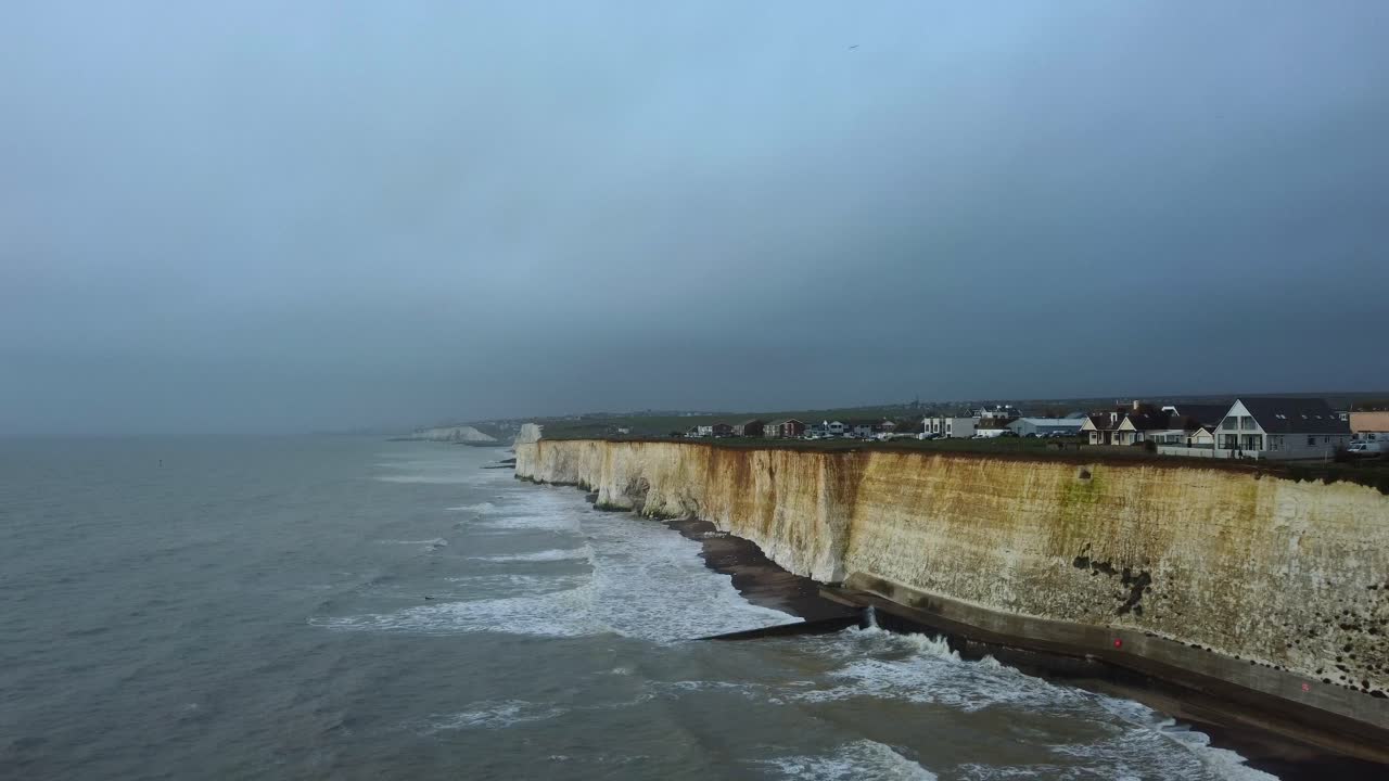 Nuvole temporalesche grigio scuro nel cielo sopra le scogliere sulla costa dell'Inghilterra in inverno