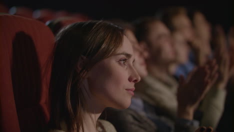 Hermosa-Chica-Mirando-Una-Actuación-Teatral.-Mujer-Aplaudiendo-En-El-Teatro