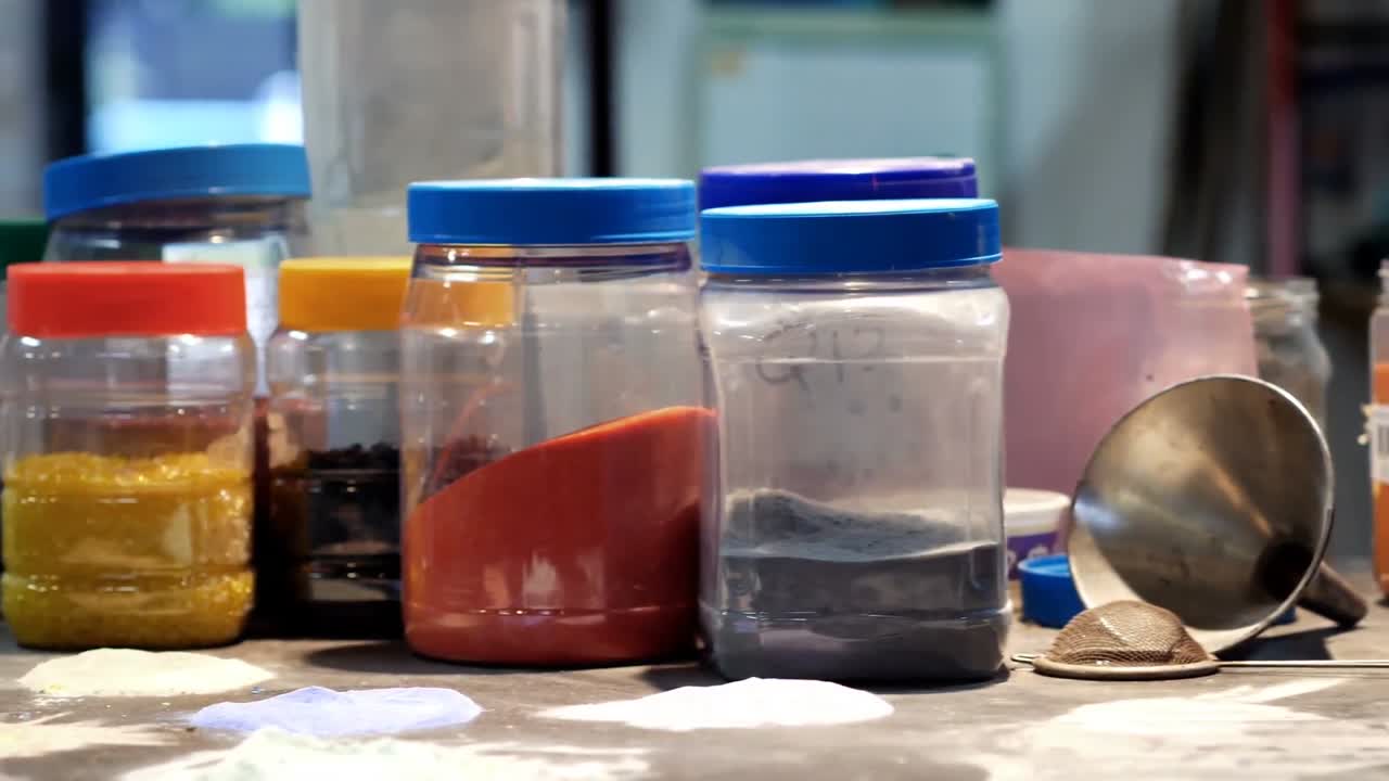 플라스틱 컨테이너에 있는 프리트 유리의 클로즈업