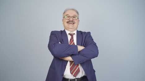hombre de negocios con los brazos cruzados y riéndose de la cámara.