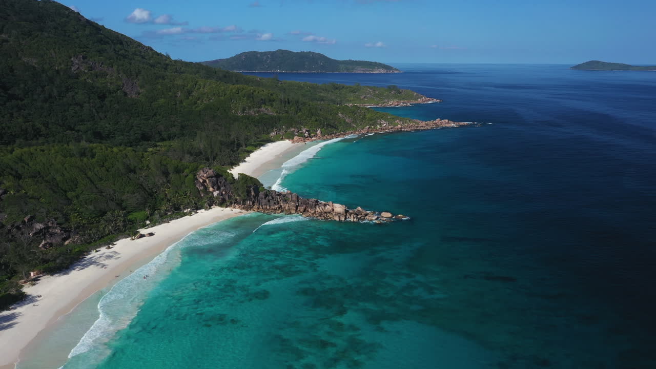 вид с воздуха на белые песчаные пляжи острова ла диг на сейшельских островах, африка