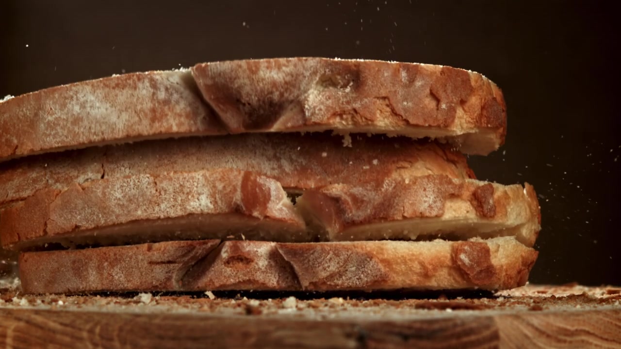Fette di pane fresco che cadono al rallentatore