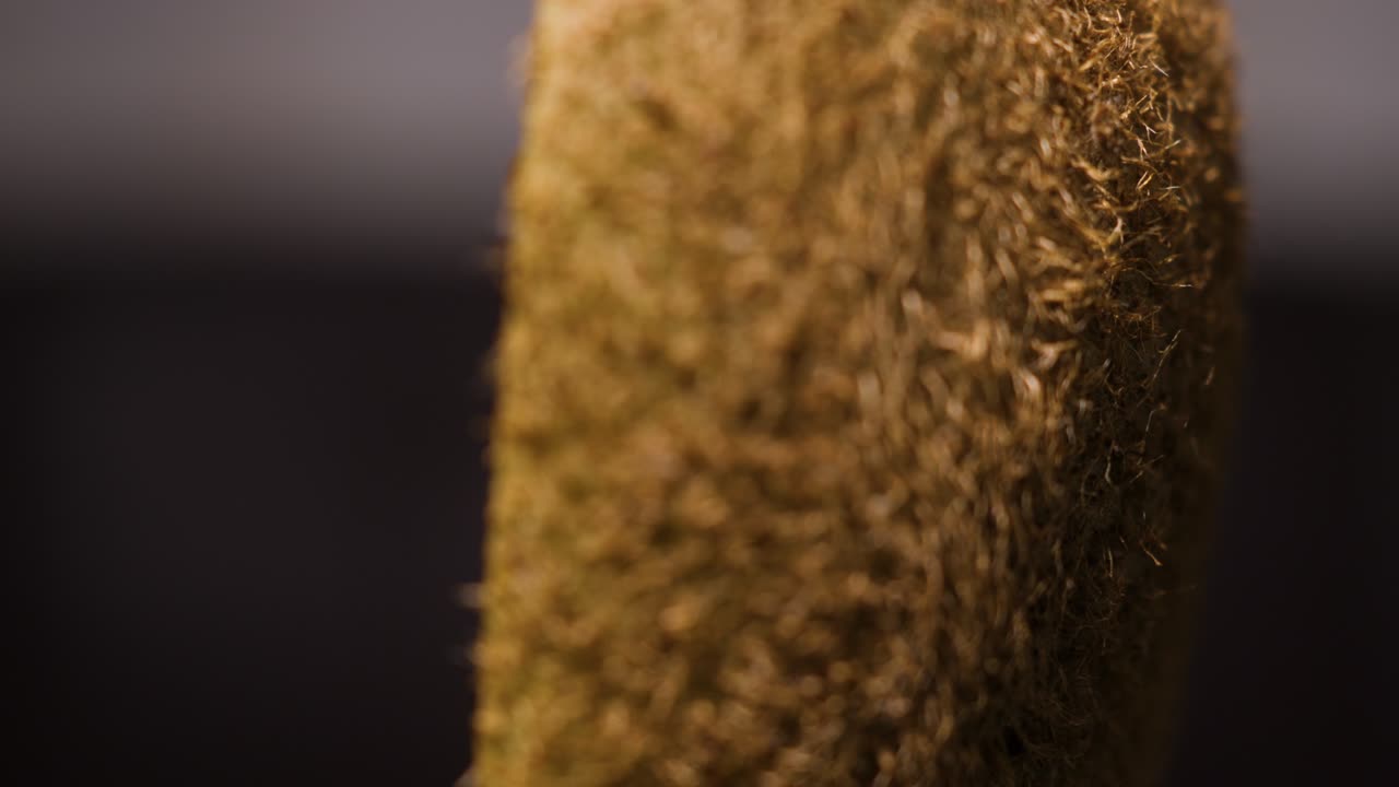 흑색 배경에 신선한 녹색 키위와 씨 과일의 매크로  슬라이스, 주시 신선한 익은 맛있는 슬라이스 키위 과일, 클로즈업.