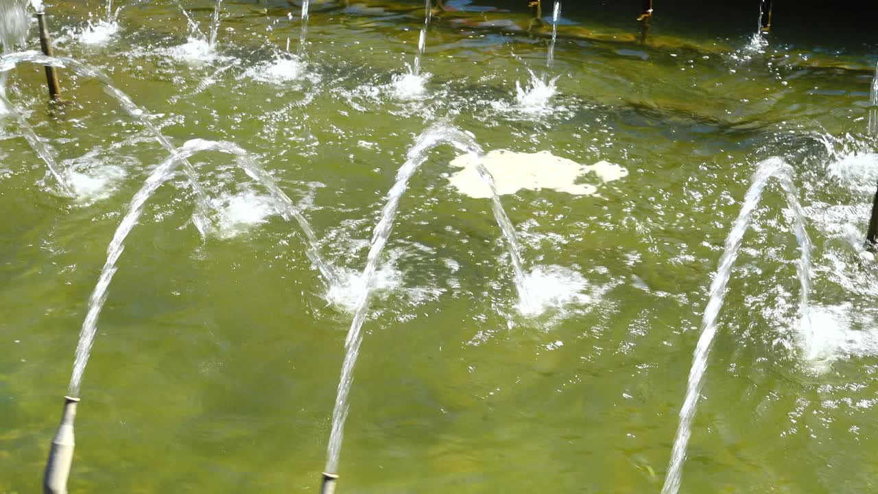 Zampilli di fontana in una giornata di sole