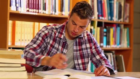 Konzentrierter-Student,-Der-In-Der-Bibliothek-Studiert