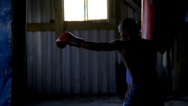 Pugili uomini che si allenano a boxare in palestra 4k