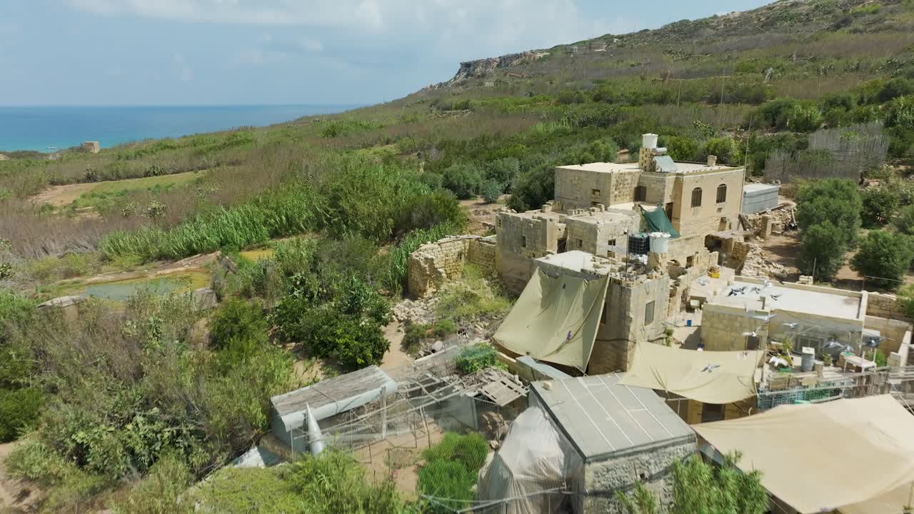 평화로운 해변을 보여주는 조용한 드론 영상, 은 바다에서 떠다니는 여러 배, 자연 풍경과 빛 지형과 농촌을 배경으로합니다.