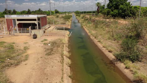 Luftaufnahme-Des-Sekundären-Bewässerungskanals-Und-Des-Pumpenhauses,-Das-Wasser-Für-Die-Bewässerung-Kleiner-Ländlicher-Obstproduzenten-Im-Nordosten-Brasiliens-Aufnimmt