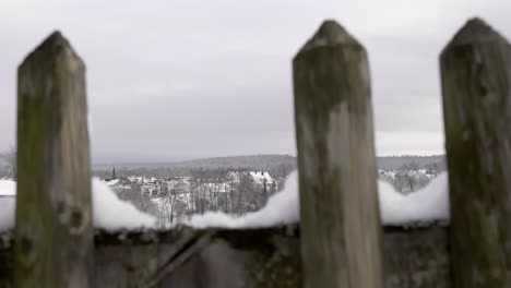 Erhebt-Sich-Langsam-über-Den-Zaun-Und-Gibt-Den-Blick-Auf-Eine-Weite-Weiße-Schneelandschaft-Frei