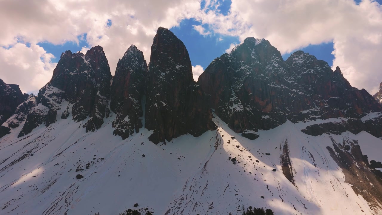Puez-Geisler bölgesi içindeki ikonik Odle kaya oluşumları. Paralaks dağdan kuşbakışı görünüm, Dolomitler.