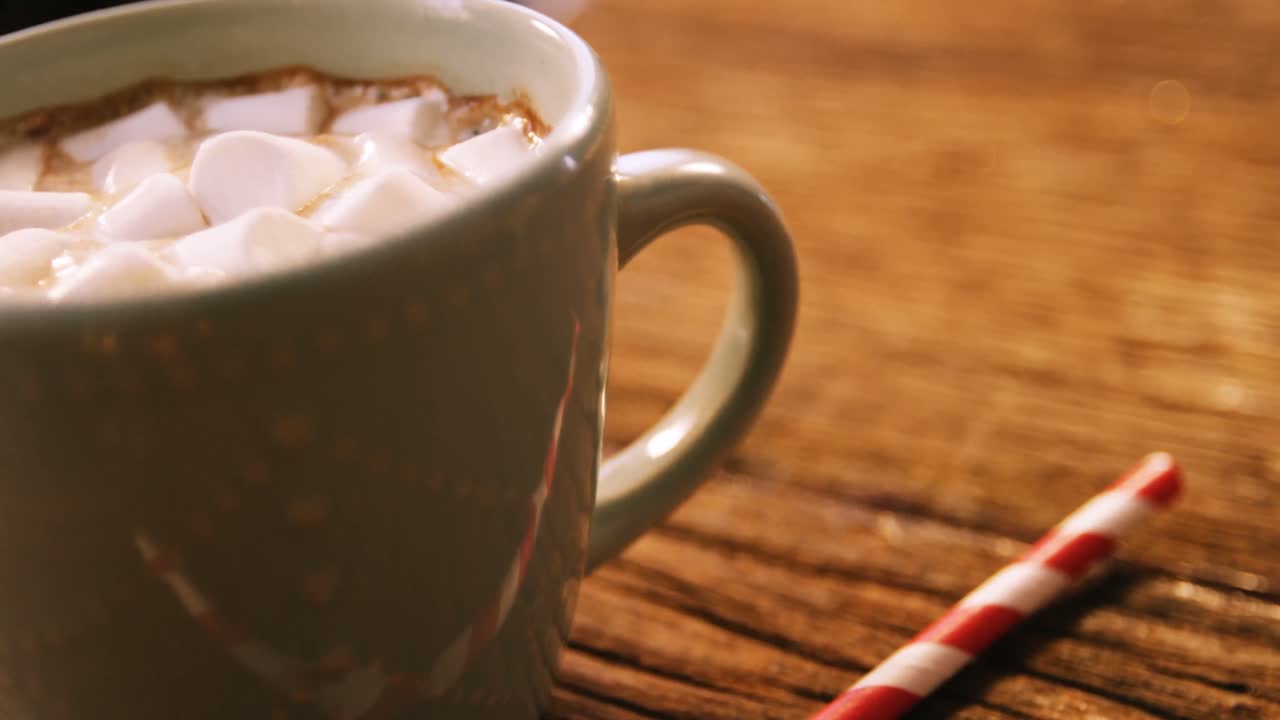 una taza de café con malvavisco