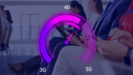 animación del velocímetro púrpura sobre las manos de diversos empresarios con dispositivos electrónicos.