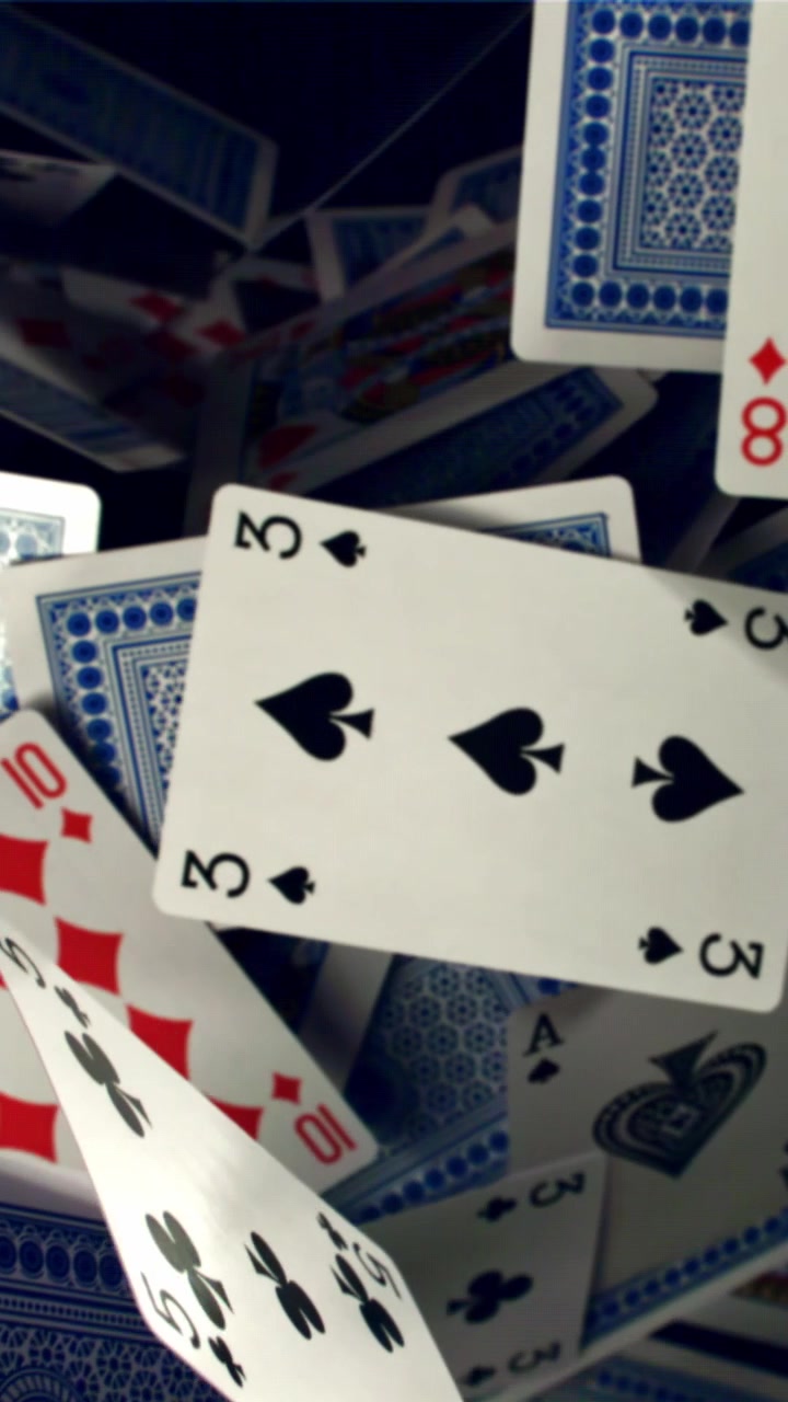 Carte da gioco che cadono e si disperdono al rallentatore