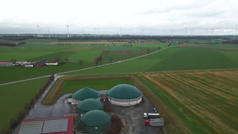 el poder de la biomasa: una perspectiva aérea de una moderna planta y granja de biogás en la unión europea