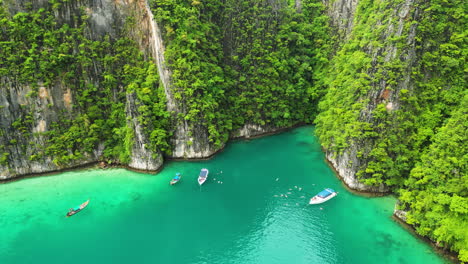 aérea sobre embarcaciones de buceo turísticas cerca de la laguna de pih leh frente a la isla de koh phi phi, tailandia