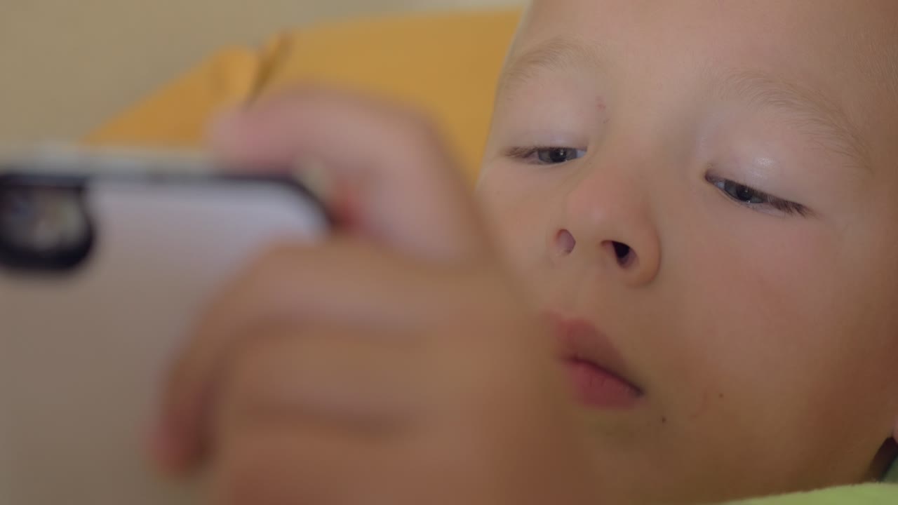 스마트 폰으로 아이를 즐겁게 하는 것