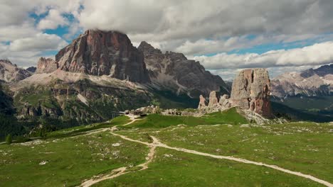 Recorrido-En-Dron:-Los-Majestuosos-Picos-Y-Valles-De-Cinque-Torri