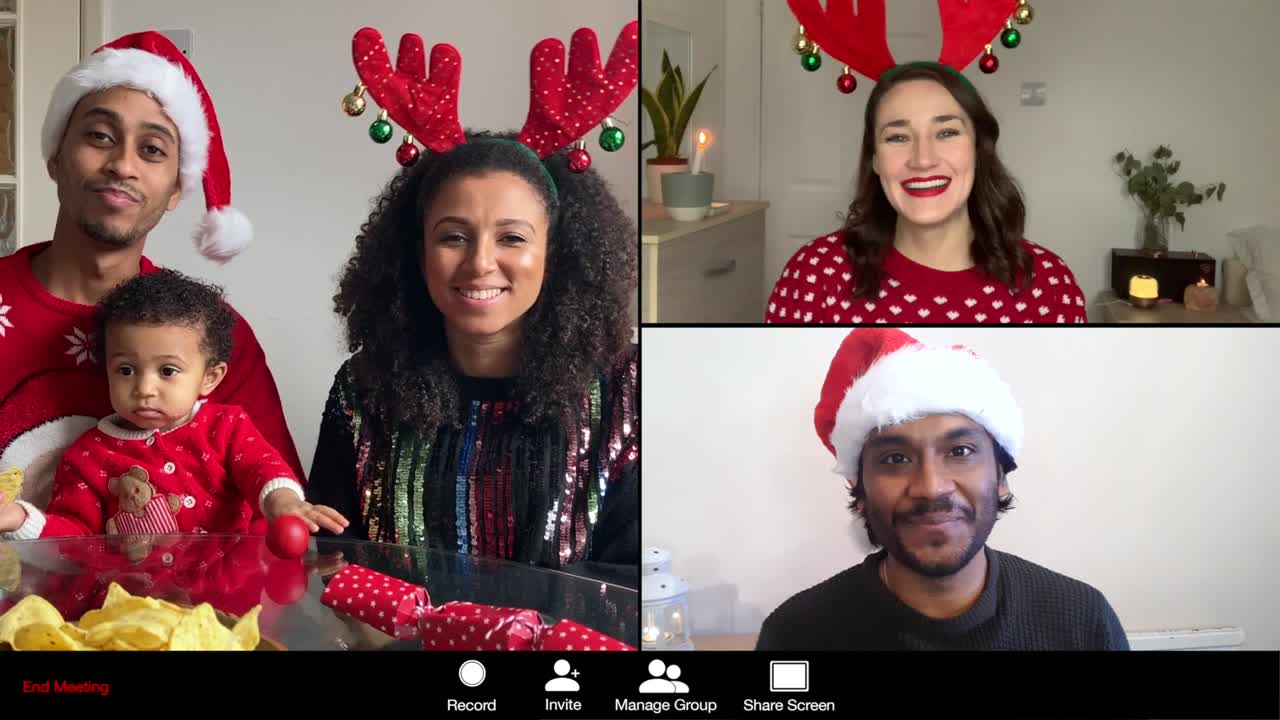 videollamada de navidad grupal de pantalla dividida de 3 vías entre amigos y familiares jóvenes