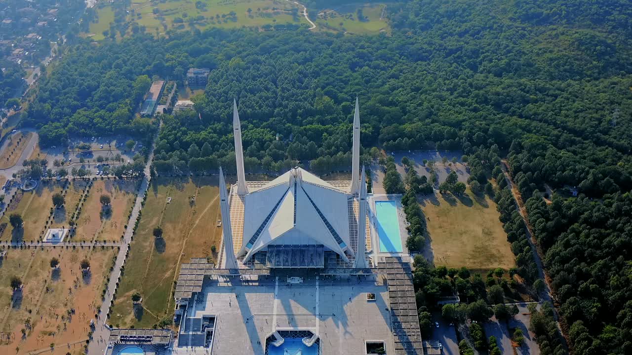 파키스탄 이슬람 아바드 (islamabad) 에 있는 샤 파이살 모스크 (shah faisal mosque) 는 마르갈라 언덕의 기?? 에 위치한 모스크입니다. 이슬람 건축의 가장 큰 모스크 설계, 모스크 드론 영상.