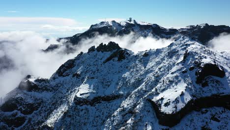 hermoso paisaje nevado de la montaña pico ruivo en madeira